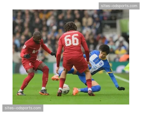 阿诺德助攻难掩防守失位,右路空档暴露战术适配问题 阿诺德助攻难掩防守失位,右路空档暴露战术适配问题